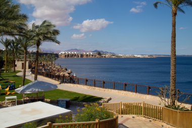 Deniz kenarındaki gezinti yolu