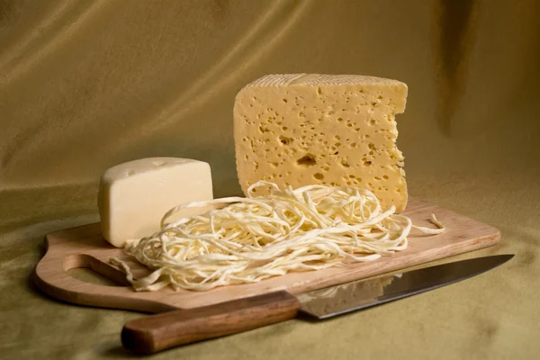 Queso en un plato de madera — Foto de Stock