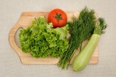 Bir kesme tahtası üzerinde farklı sebze