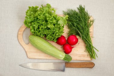 Bir kesme tahtası üzerinde farklı sebze