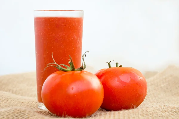 Sok świeżo wyciśniętych pomidorów — Zdjęcie stockowe
