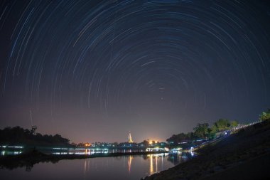Bir yıldız izi, Dünya 'nın dönüşünden dolayı gece gökyüzünde yıldızların görünür hareketlerini yakalamak için uzun süreli pozlama sürelerini kullanan bir fotoğraf türüdür..