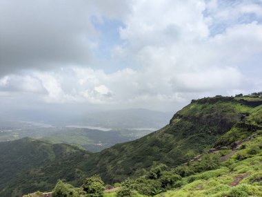Sinhgad Kalesi 'nden sisli tepeler ve yemyeşil yemyeşil bir panoramik vadi sahnesi başlıyor..