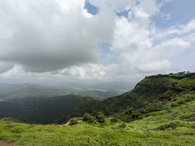 Sinhgad Kalesi 'nden sisli tepeler ve yemyeşil yemyeşil bir panoramik vadi sahnesi başlıyor..