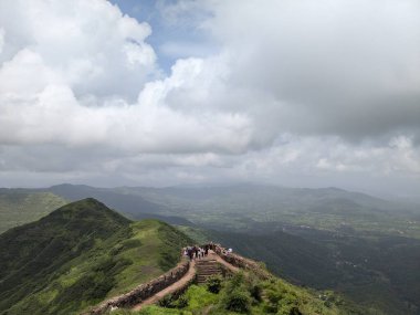 Sinhgad Kalesi 'nden sisli tepeler ve yemyeşil yemyeşil bir panoramik vadi sahnesi başlıyor..