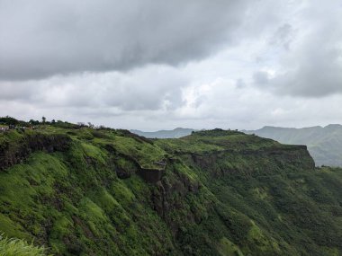 Sahyadri Dağları 'nın doğal güzelliğini yansıtan dramatik muson yağmurları altında geniş açılı yeşil dağlar..
