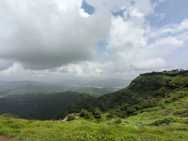Sinhgad Kalesi 'nden sisli tepeler ve yemyeşil yemyeşil bir panoramik vadi sahnesi başlıyor..