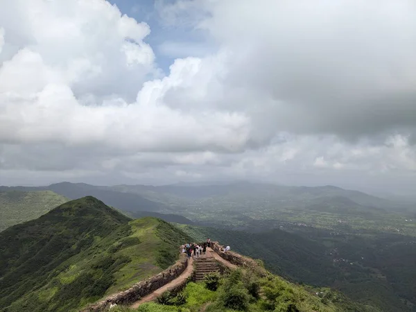 Sinhgad Kalesi 'nden sisli tepeler ve yemyeşil yemyeşil bir panoramik vadi sahnesi başlıyor..