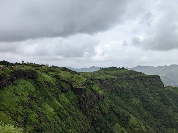 Sahyadri Dağları 'nın doğal güzelliğini yansıtan dramatik muson yağmurları altında geniş açılı yeşil dağlar..