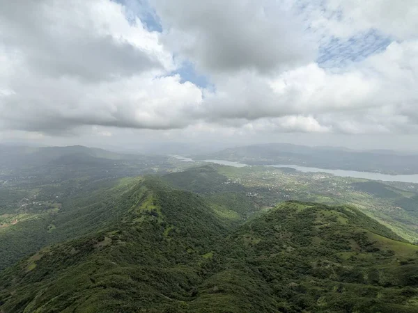 Muson mevsiminde yeşil tepelerin panoramik görüntüsü Sahyadris 'teki manzaranın üzerinde kara bulutlar beliriyor..