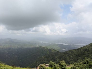 Sinhgad Kalesi 'nden sisli tepeler ve yemyeşil yemyeşil bir panoramik vadi sahnesi başlıyor..