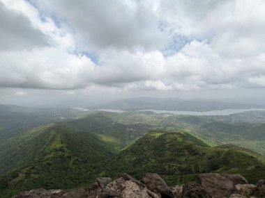 Muson mevsiminde yeşil tepelerin panoramik görüntüsü Sahyadris 'teki manzaranın üzerinde kara bulutlar beliriyor..