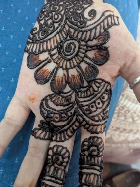 Geleneksel kutlama için hazırlanmış ayrıntılı kına desenine yakından bak