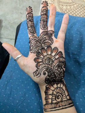 Avuç ve bilekte kalın izler gösteren kına çizimleri tamamlandı.
