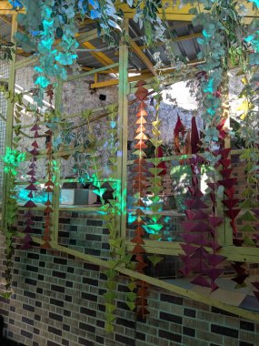 Yapay yapraklı sarmaşıklar modern bir dekoratif tepe örtüsü oluşturuyor.