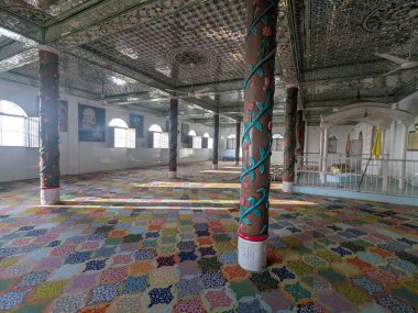 Kalıplı döşeme sütunları ve tapınağı olan geniş bir dua salonu.