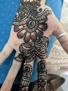 Geleneksel kutlama için hazırlanmış ayrıntılı kına desenine yakından bak
