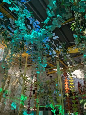 Yaprak ve geometrik asma dekoru içeren kapalı duvar kurulumu