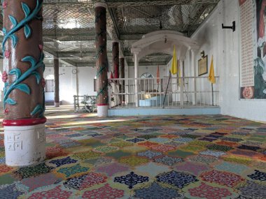 Süslü dua salonlarında renkli fayanslar ve sütunlar sergileniyor.