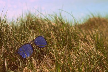 güneş gözlüğü ve deniz arka plan