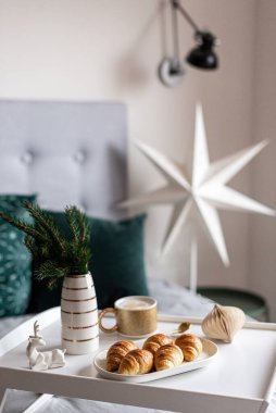 Yatakta kahvaltı, kruvasan ve kahve, Noel süsü, tatil