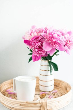 Kahve ve pembe çiçekli kompozisyon şakayık, sabah konsepti, kadın günü