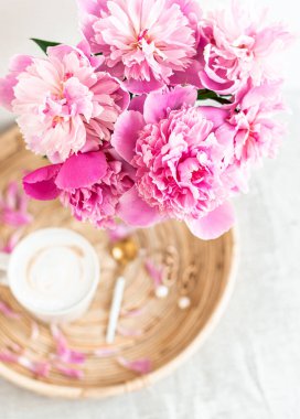 Kahve ve pembe çiçekli kompozisyon şakayık, sabah konsepti, kadın günü