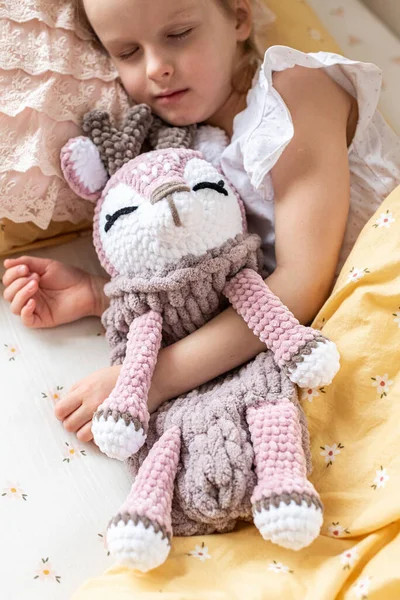Klein Meisje Met Speelgoed Bed Handgemaakte Pyjama Tas Slaapkleding Organisator Rechtenvrije Stockafbeeldingen