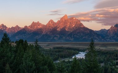 Gün doğumunda Grand Tetons, Snake River 'dan görüldüğü gibi Grand Teton Ulusal Parkı, Wyoming, ABD
