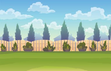 Ahşap çitli ve çitli bir arka bahçe. Çimenler ve park bitkileri, ağaçlar ve çalılar. Basit bahçe mimarisi tasarımı