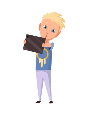 Çocuk alet kullanıyor. Çocuk ve modern teknoloji renkli çizgi film karakteri. Genç çocuğun tabletinde bir sorun var ve elinde tuttuğunu gösteriyor.