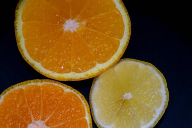 Dilimlenmiş taze portakal, mandalina ve limon