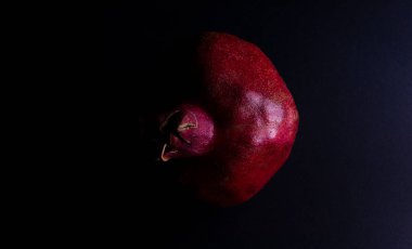 Siyah zemin üzerinde taze nar