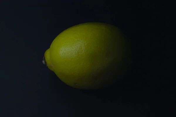 Färsk Citron Svart Bakgrund — Stockfoto