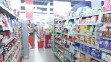 Renkli ürünler ve tüketiciler için sonsuz seçeneklerle dolu hareketli bir süpermarket koridorunun enerjisini deneyin..