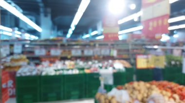 Canlı süpermarket koridoru taze ürünlerle dolup taşıyor, sağlıklı alışveriş ve bolluk için davet edici bir sahne yaratıyor..