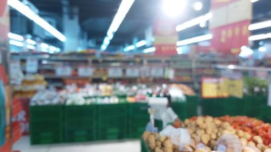 Parlak süpermarket koridoru renkli, taze ürünlerle dolu, müşterileri sağlıklı seçenekleri ve bol seçenekleri keşfetmeye davet ediyor..