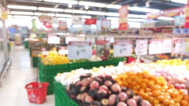 Canlı süpermarket koridoru taze ürünlerle dolup taşıyor. Sağlıklı beslenme ve alışveriş için sonsuz seçenekler.