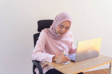 Gülümseyen öğrenci bilgisayarıyla internetten öğreniyor.