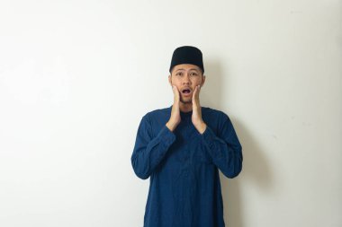 Müslüman adam depresyon hareketi izole edilmiş beyaza