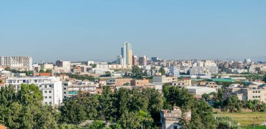 Constantine, Cezayir. 2 Eylül. 2023: Türk havayolları Boeing 737 uçağı havaalanı pistine park edildi. Havaalanı merdivenleriyle uçağa binmeden önce güvenlik kontrolünden geçmek için kuyrukta bekleyenler var.