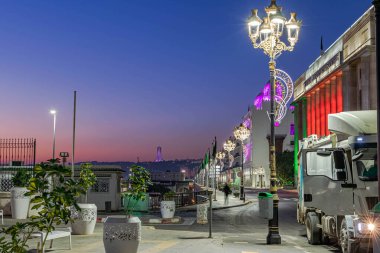 Constantine, Cezayir. 2 Eylül. 2023: Türk havayolları Boeing 737 uçağı havaalanı pistine park edildi. Havaalanı merdivenleriyle uçağa binmeden önce güvenlik kontrolünden geçmek için kuyrukta bekleyenler var.