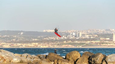 Constantine, Cezayir. 2 Eylül. 2023: Türk havayolları Boeing 737 uçağı havaalanı pistine park edildi. Havaalanı merdivenleriyle uçağa binmeden önce güvenlik kontrolünden geçmek için kuyrukta bekleyenler var.
