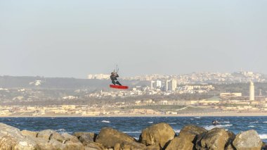 Constantine, Cezayir. 2 Eylül. 2023: Türk havayolları Boeing 737 uçağı havaalanı pistine park edildi. Havaalanı merdivenleriyle uçağa binmeden önce güvenlik kontrolünden geçmek için kuyrukta bekleyenler var.