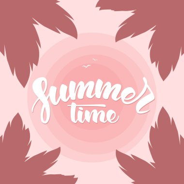 Vektör illüstrasyonu: Tropik Günbatımı arkaplanı ve palmiye yaprakları üzerine yaz mevsiminin süslü harfleri.