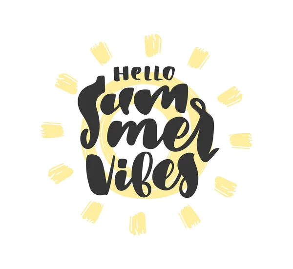 Vector Handgeschreven kalligrafisch type belettering compositie van Hello Summer Vibes met de hand getrokken zon. — Stockvector