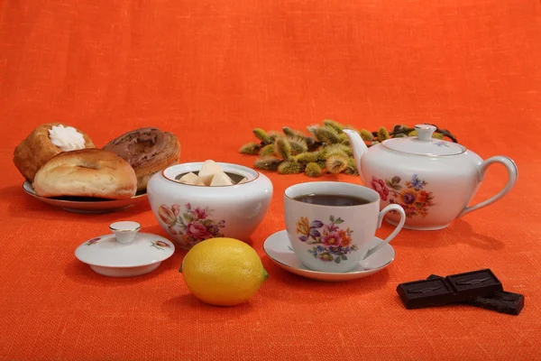 Çay ve turuncu zemin üzerine ekmek