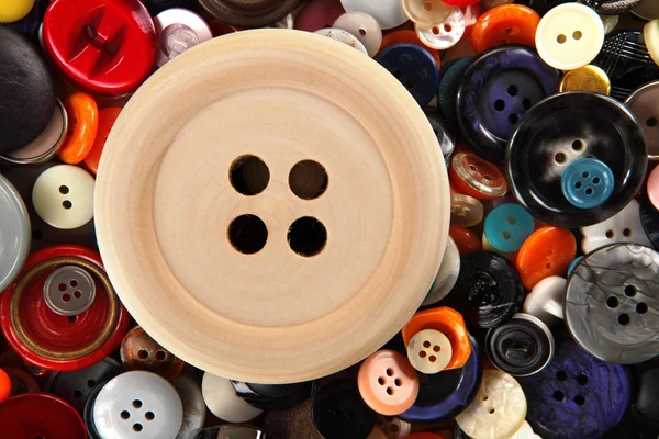 Gran botón de madera en el fondo de los botones de costura — Foto de Stock