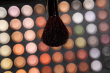 Arka planını göz farı makyaj fırça. Seçici odak