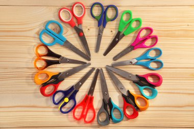 Ahşap arka plan üzerinde çocuklar için parlak makas